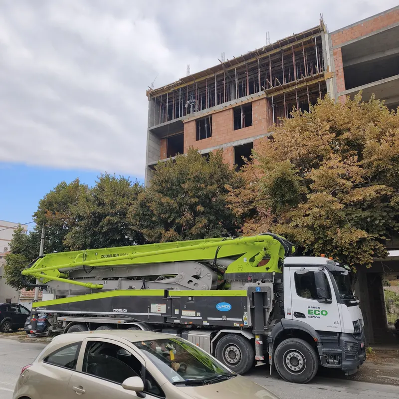 Autobeton pumpa na dovodu betona tokom betoniranja ploče