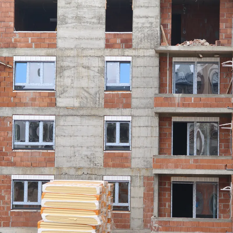 Stambena zgrada u sivoj fazi sa montiranom stolarijom
