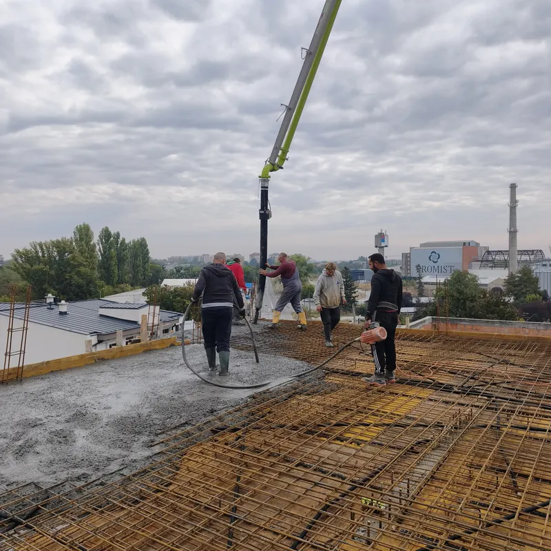 Ekipa tokom istovremenog betoniranja velike ploče pumpom
