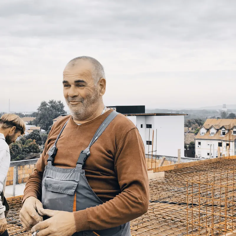Portret majstora Ljavroš Gradnje na armaturi iznad grada