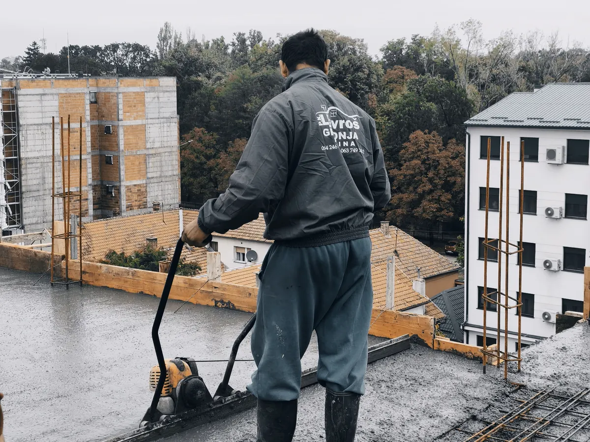 Majstor poravnava svežu betonsku krovnu ploču