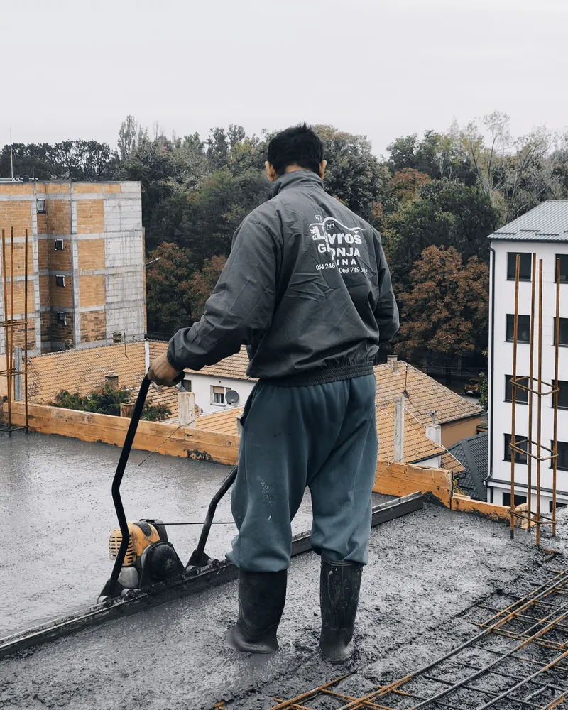 Majstor poravnava svežu betonsku ploču